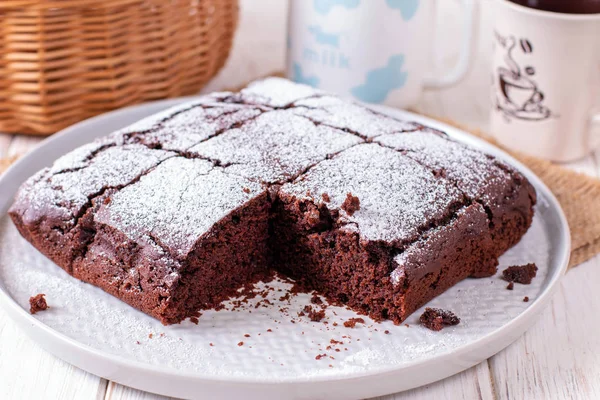 Домашний шоколадный торт с сахаром — стоковое фото