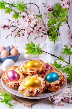 Renkli yumurtalarla dekore edilmiş geleneksel Italyan Paskalya ekmeği halkaları