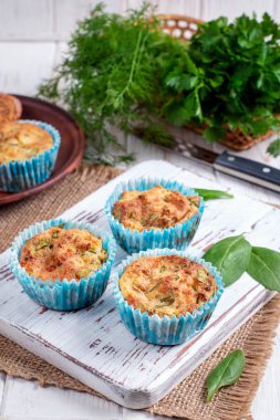 Beyaz ahşap tahta üzerinde ıspanak ve peynir ile Muffins.