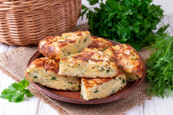 Pasta kabak, peynir ve masanın üzerinde otlar ile — Stok fotoğraf