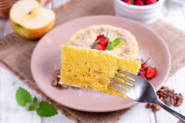 Ev sünger kek, çilek ve nane closeup masada ile dekore