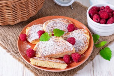 Pudra şekeri ve taze ahududu ile Krep