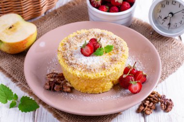 Ev sünger kek, çilek ve nane closeup masada ile dekore