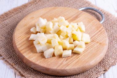 Bir kesme tahtası üzerinde Apple küpleri