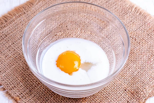 Uovo con latte e spezie. Preparare un'omleta.Uovo con latte e spezie. Preparazione di un omlet . — Foto Stock