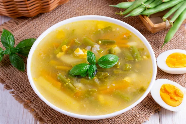 Sup sayuran segar yang terbuat dari kacang hijau, kacang polong, wortel, kentang dalam mangkuk — Stok Foto