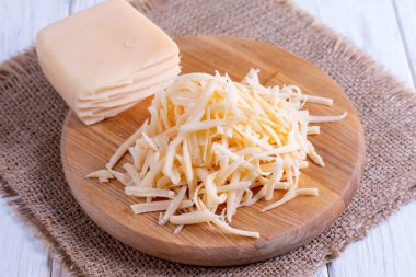 Ahşap kesme tahtası üzerine rendelenmiş peynir