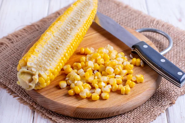 Cut the corn grain — Stock Photo, Image
