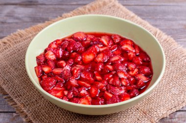 Bir kapta şeker ile çilek dilimleri