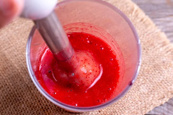 Strawberry puree. Puree in a blender — Stock Photo, Image