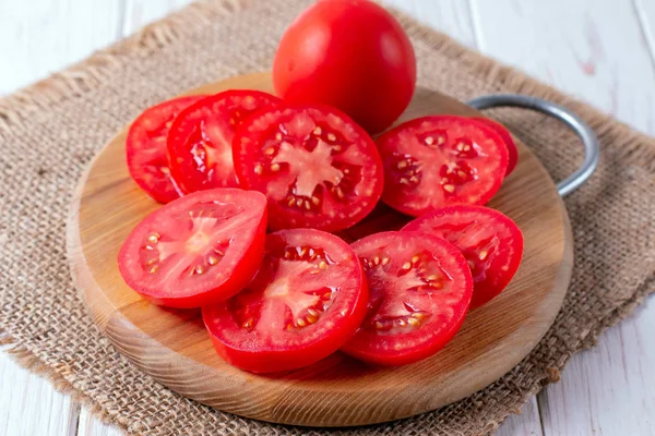 Круги из красных помидоров на разделочной доске — стоковое фото