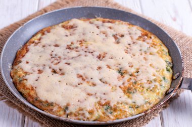 Yeşillikli lezzetli ince krepile tavakızartma