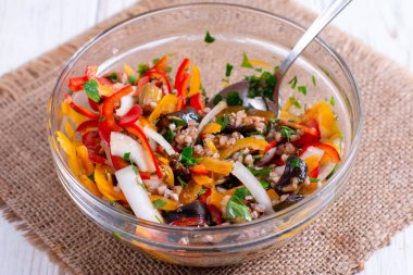 Patlıcan, biber, soğan ve otlar ile Salata