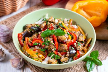 Patlıcan, biber, soğan ve otlar ile Salata