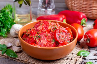 marine edilmiş domatesler