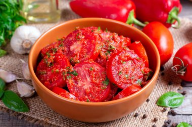 marine edilmiş domatesler