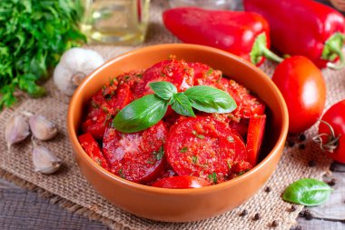 marine edilmiş domatesler