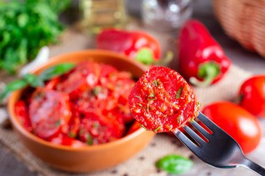 marine edilmiş domatesler