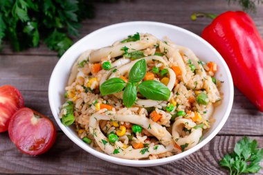 Pirinç ve sebze ile kızarmış kalamar