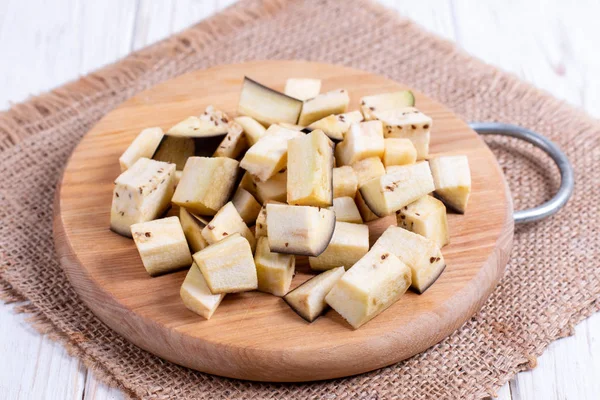 Berenjena en rodajas en una tabla de cortar — Foto de Stock