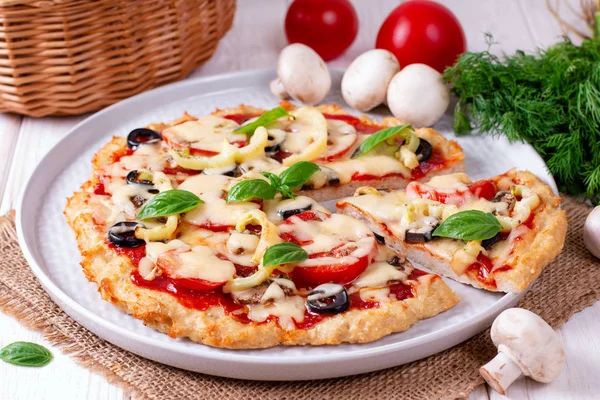 Вкусная нарезанная пицца с курицей, помидорами и моцареллой — стоковое фото