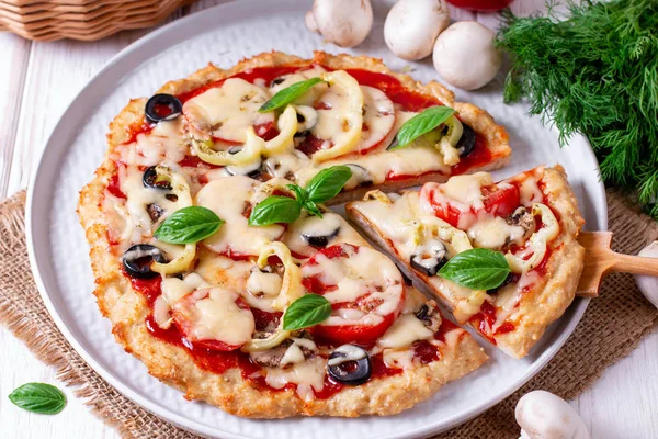 Delicious sliced pizza with chicken, tomatoes and mozzarella — Stock Photo, Image