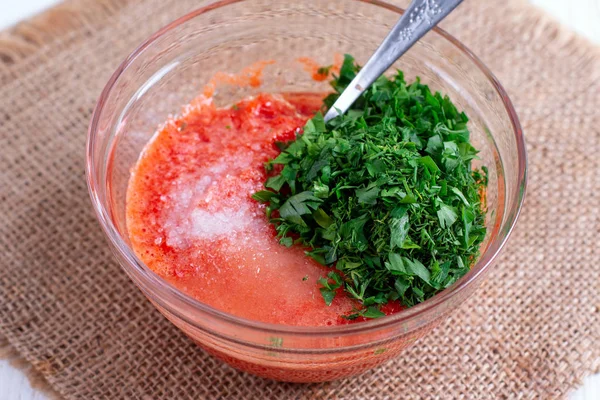 Tomates picados, pimientos rojos y ajo en un tazón — Foto de Stock