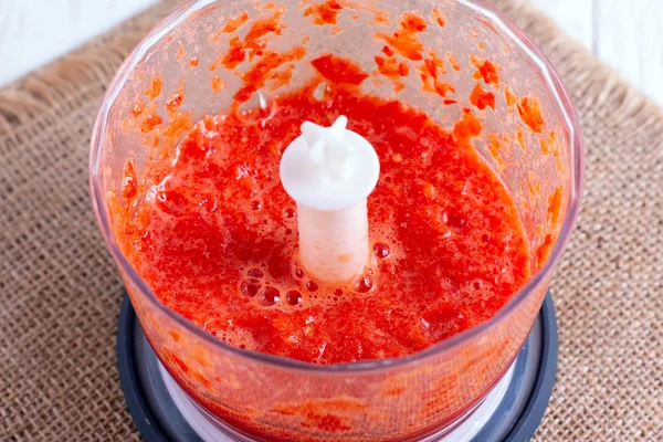 Подготовка красного томатного коктейля в блендере — стоковое фото
