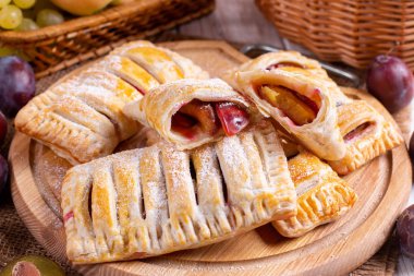 Tatlı olarak erikli puf böreği.