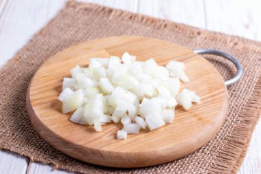 Tahtada dilimlenmiş soğan.