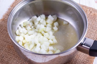 Tencerede doğranmış soğan.