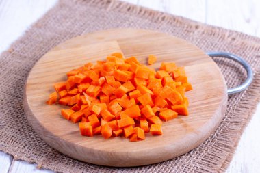 Kesme tahtasındaki havuç küpleri