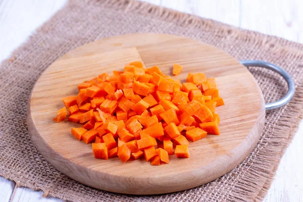 Кубы моркови на разделочной доске — стоковое фото