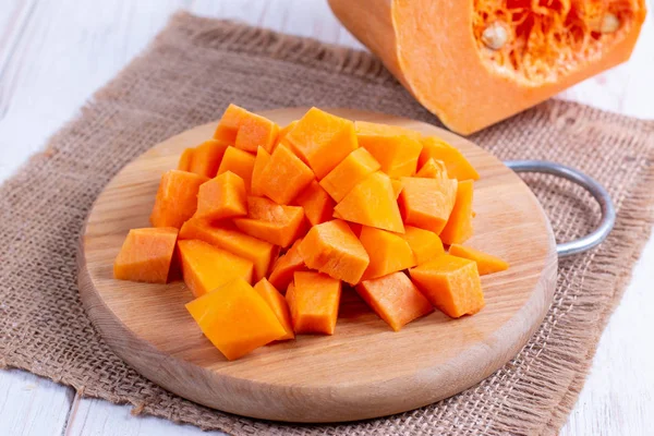 Cubos de calabaza en la tabla de cortar — Foto de Stock