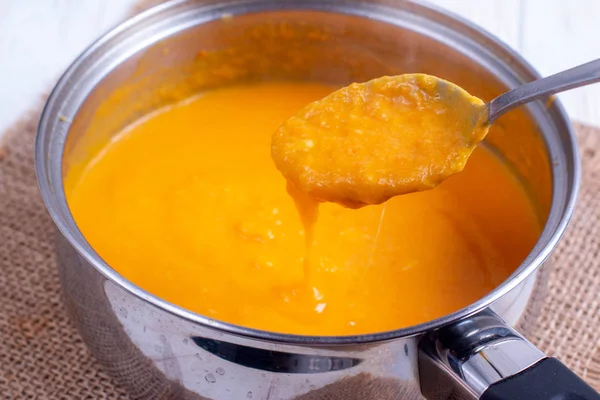 Тыква или морковь пюре для супа с блендером — стоковое фото