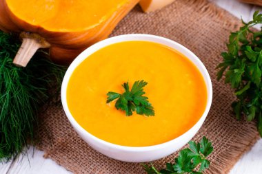 Beyaz kasede peynirli kabak püresi.