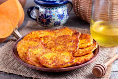 Ballı balkabağı krepleri.