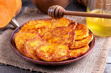 Ballı balkabağı krepleri.