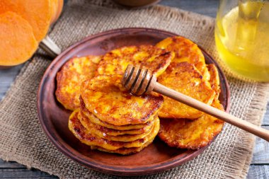 Ballı balkabağı krepleri.