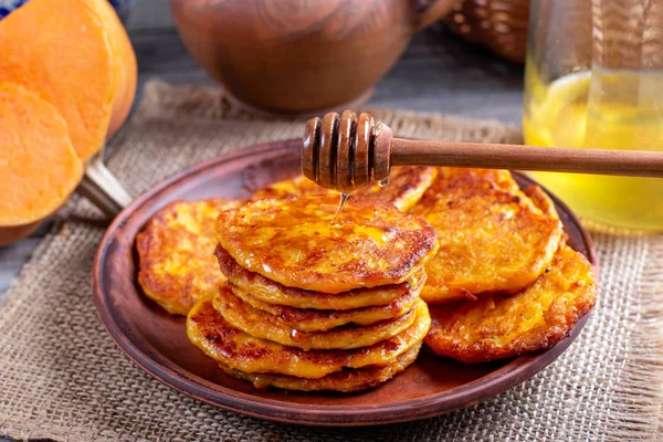 Crêpes à la citrouille avec du miel dans une assiette — Photo