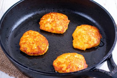 Tavada ballı balkabaklı krep.