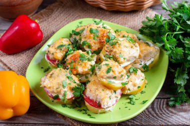 Kıyma, peynir ve otlu fırında patates.