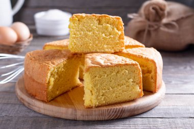 Klasik sünger keki, seçici odaklanma. Ev yapımı kek..