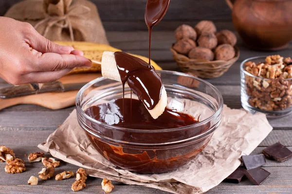 Las Manos Mujer Vierten Plátano Congelado Con Chocolate Plátanos Cubiertos —  Fotos de Stock