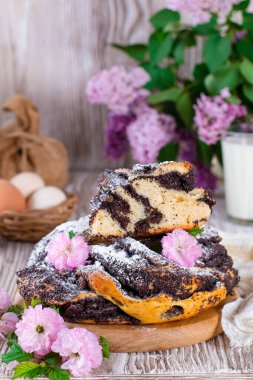 Beyaz tahta bir masada haşhaş tohumlu ev yapımı çörek ve krema şekeri. Lezzetli hamur tatlısı, ekmek