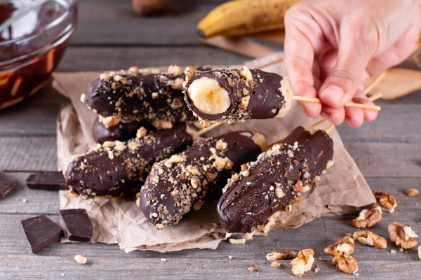 Hausgemachte Gefrorene Mit Schokolade Umhüllte Bananen Auf Einem Stock Süßes — Stockfoto