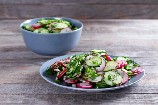 Salada Primavera Com Rabanetes Pepinos Uma Mesa Madeira — Fotografia de Stock