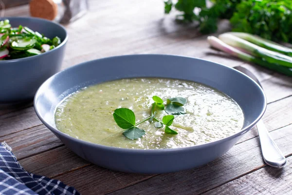 Mangkuk Brokoli Dan Sup Krim Kacang Polong Hijau Atas Meja — Stok Foto