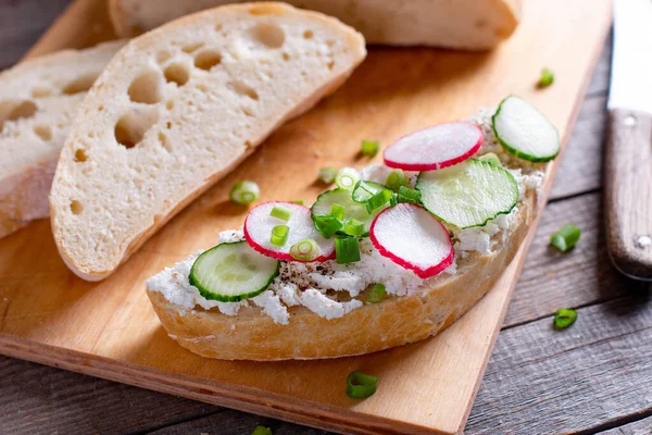 Sandwiches Cucumbers Radishes Cream Cheese Wooden Board Closeup Breakfast Lunch — Stock Photo, Image