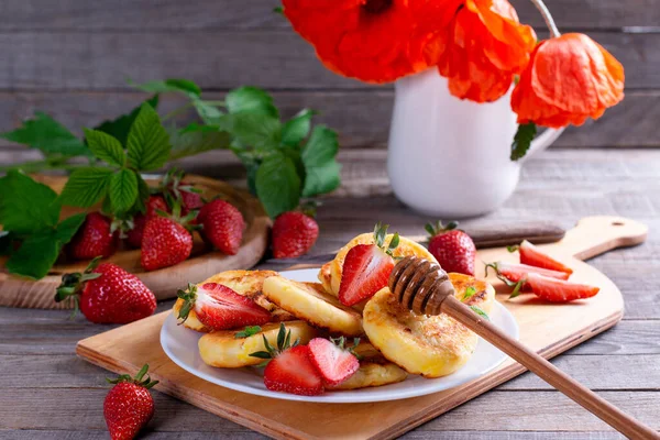 Cottage Cheese Pancakes Syrniki Sliced Strawberry White Plate Wooden Table — Stock Photo, Image